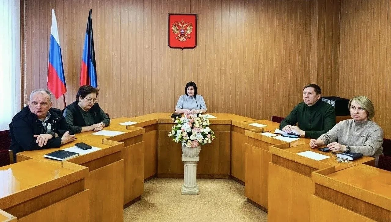 Михаил Меренков: Сегодня первый заместитель руководителя Управы Елена Булавицкая провела аппаратное совещание с руководителями структурных подразделений, представителями предприятий и учреждений района