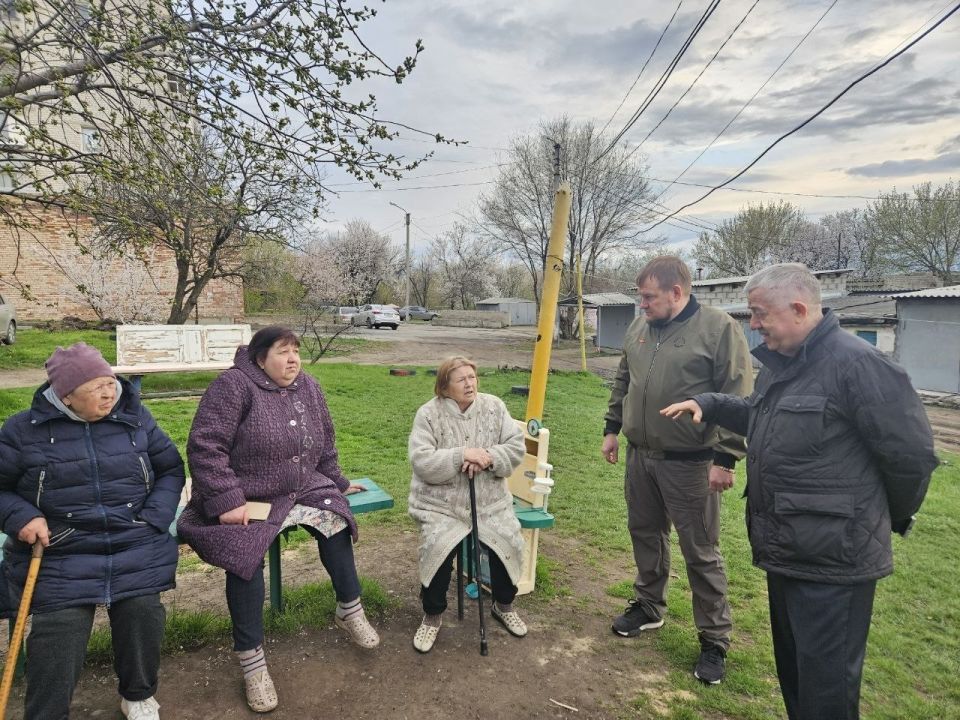 Виктор Водолацкий: Совместно с первым заместителем Секретаря Регионального отделения партии «Единая Россия» В.В. Леоновым и заместителем Председателя Народного Совета ЛНР Д.С. Колесниковым посетили жилые дома в Артёмовском... Виктор Водолацкий: Совместно с первым заместителем Секретаря Регионального отделения партии «Единая Россия» В.В. Леоновым и заместителем Председателя Народного Совета ЛНР Д.С. Колесниковым посетили жилые дома в Артёмовском...