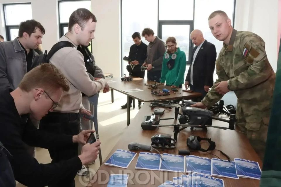Российское общество «Знание» совместно с Комитетом по науке и технологиям ДНР и Научно-исследовательским и проектно-конструкторским институтом по автоматизации горных машин «Автоматгормаш имени В.А. Антипова» провели... Российское общество «Знание» совместно с Комитетом по науке и технологиям ДНР и Научно-исследовательским и проектно-конструкторским институтом по автоматизации горных машин «Автоматгормаш имени В.А. Антипова» провели...
