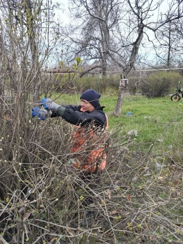 Коммунальщики Снежного продолжают благоустраивать территории общего пользования Коммунальщики Снежного продолжают благоустраивать территории общего пользования