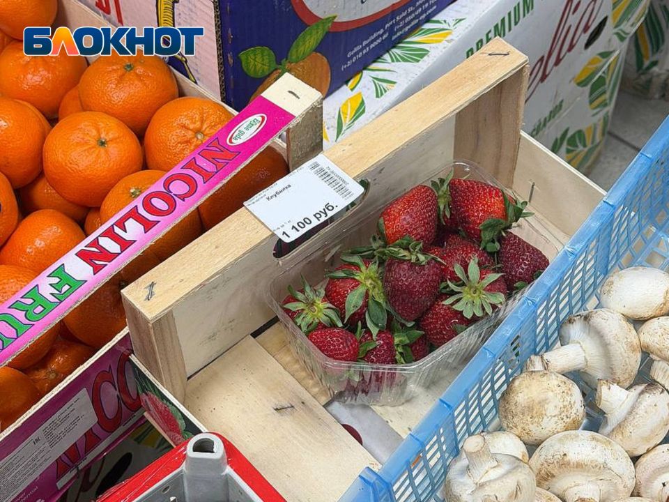 Тем временем клубника в Донецке по цене остаётся чуть-ли не на уровне золота