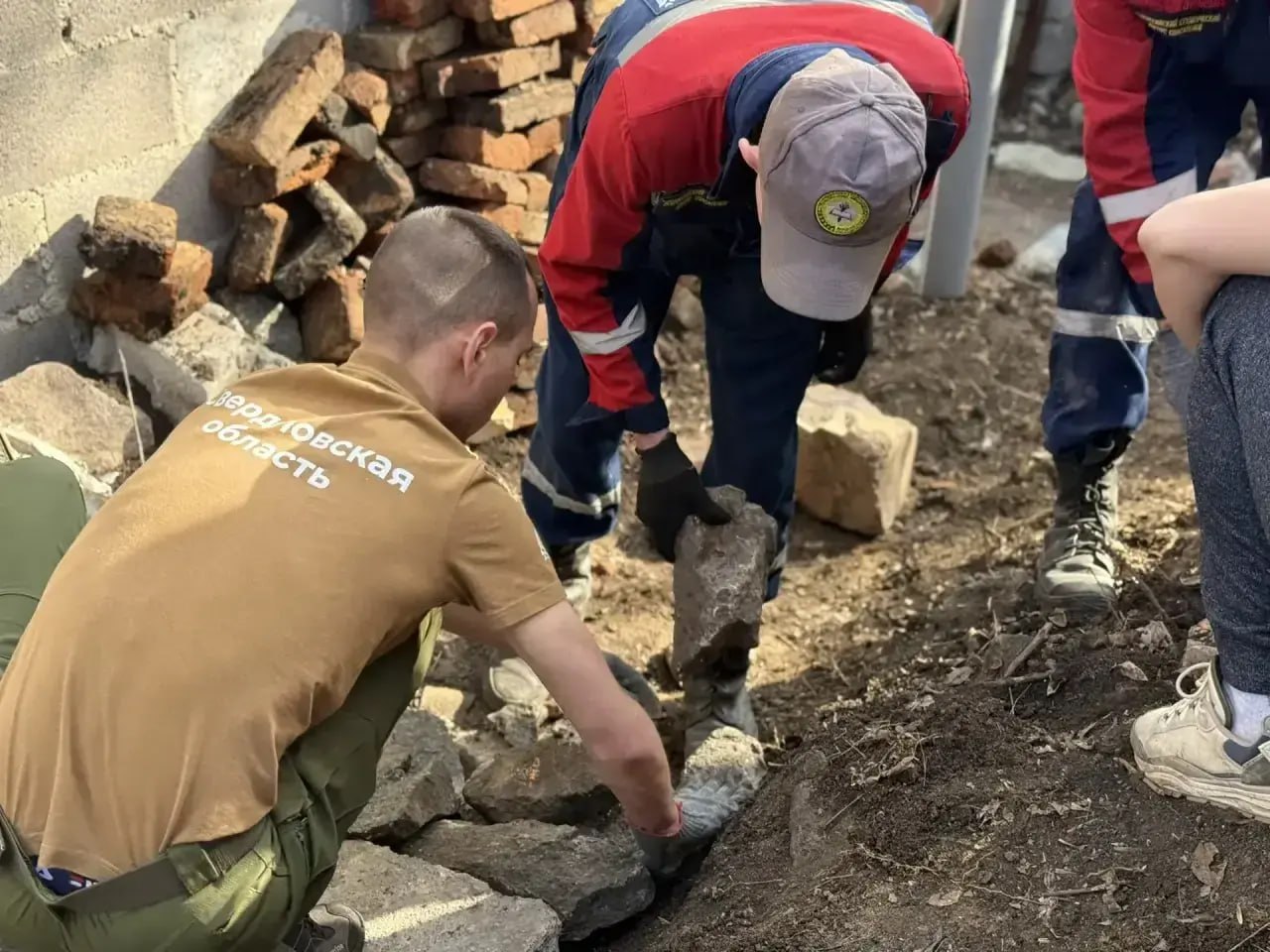 Волонтеры Свердловской области благоустроили территорию храма в Тельманово Волонтеры Свердловской области благоустроили территорию храма в Тельманово