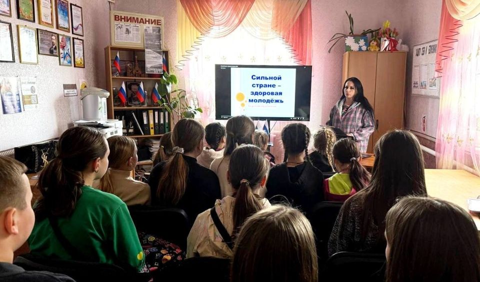 В рамках Всемирного дня здоровья 7 апреля в МБУ «КЛУБ ПГТ ГРУЗСКО-ЗОРЯНСКОЕ Г.О.МАКЕЕВКА» прошла тематическая программа «Сильной стране – здоровая молодежь» с целью пропаганды здоровья, как главной ценности человеческой жизни В рамках Всемирного дня здоровья 7 апреля в МБУ «КЛУБ ПГТ ГРУЗСКО-ЗОРЯНСКОЕ Г.О.МАКЕЕВКА» прошла тематическая программа «Сильной стране – здоровая молодежь» с целью пропаганды здоровья, как главной ценности человеческой жизни