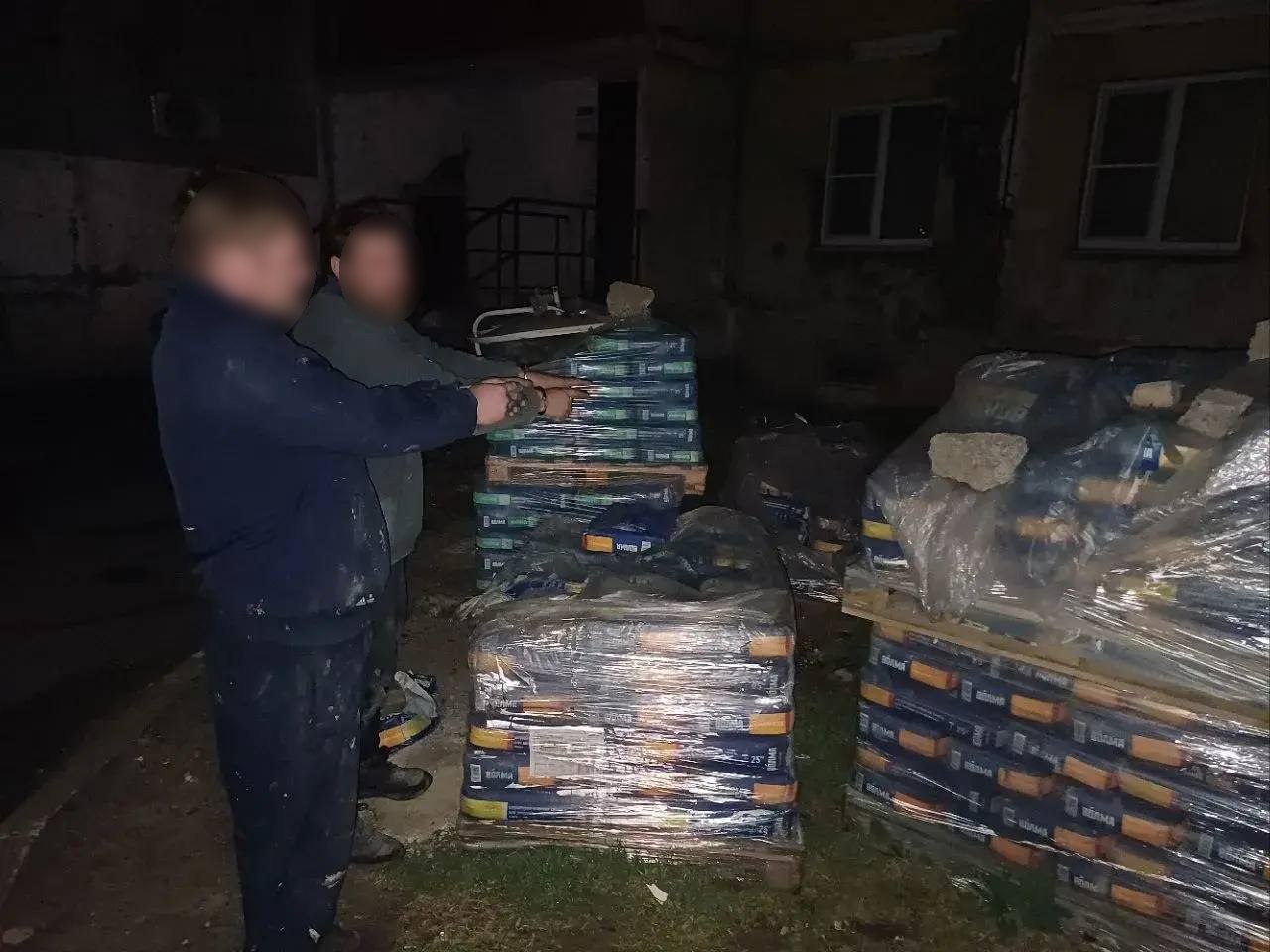 В Мариуполе сотрудники полиции задержали двух воров В Мариуполе сотрудники полиции задержали двух воров