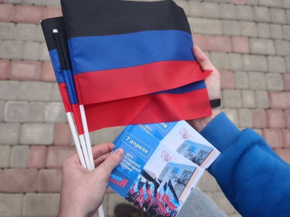 В честь Дня провозглашения Донецкой Народной Республики активисты Мангушского отделения «Молодая Гвардия «Единой России» организовали патриотическую акцию прямо на улицах поселка В честь Дня провозглашения Донецкой Народной Республики активисты Мангушского отделения «Молодая Гвардия «Единой России» организовали патриотическую акцию прямо на улицах поселка