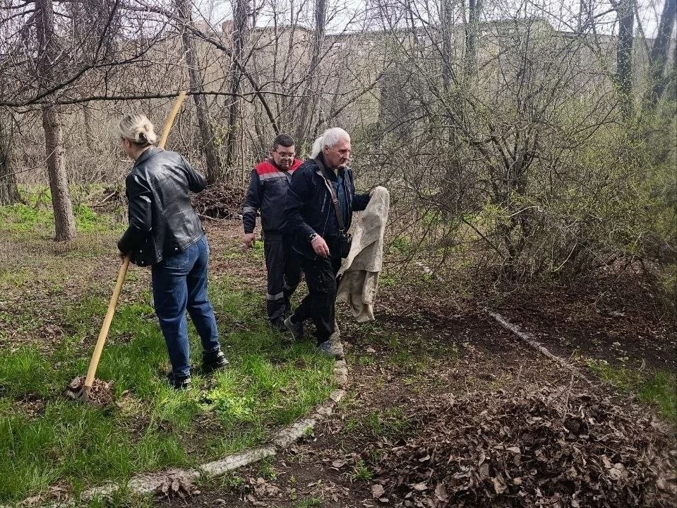 В рамках мероприятий по благоустройству в весенний период коллективами ГБУ «Городская стоматологическая поликлиника № 4 г. Макеевки» и Городского противотуберкулёзного диспансера г. Макеевки проведены субботники на... В рамках мероприятий по благоустройству в весенний период коллективами ГБУ «Городская стоматологическая поликлиника № 4 г. Макеевки» и Городского противотуберкулёзного диспансера г. Макеевки проведены субботники на...