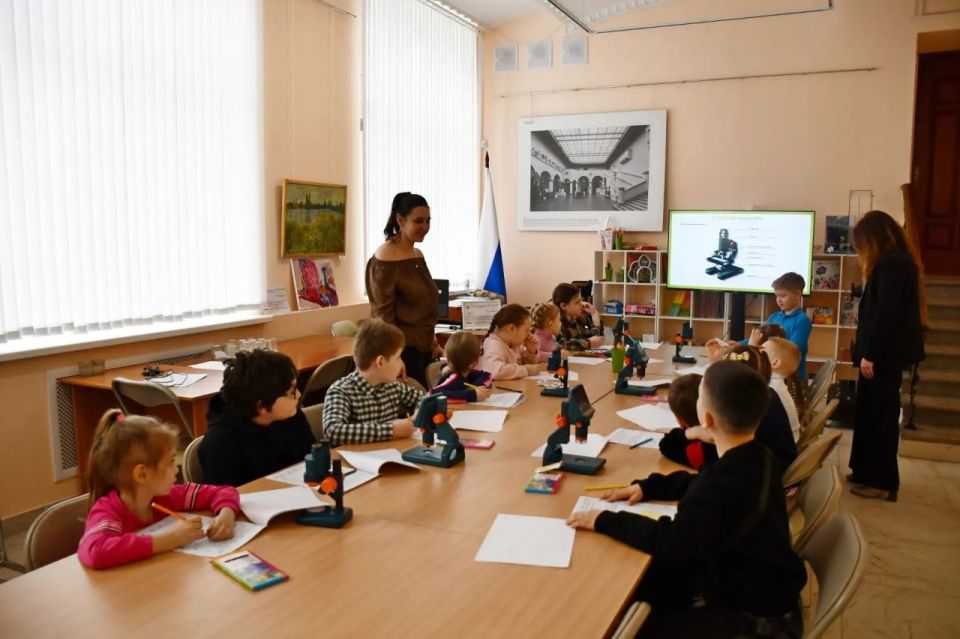 Каникулы для 400 детей стали настоящим арт-приключением в Центре художественно-эстетического воспитания «Геликон» Донецкого республиканского художественного музея Каникулы для 400 детей стали настоящим арт-приключением в Центре художественно-эстетического воспитания «Геликон» Донецкого республиканского художественного музея
