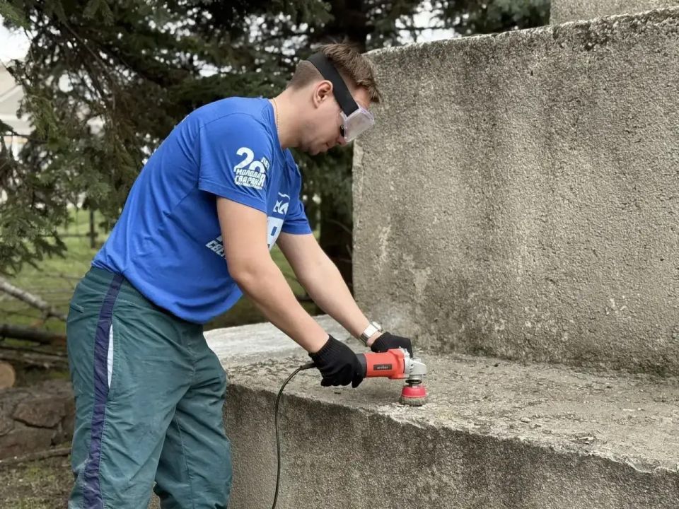 Волонтеры Свердловской области привели в порядок братскую могилу в Тельманово Волонтеры Свердловской области привели в порядок братскую могилу в Тельманово