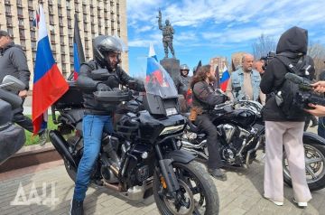 В Донецке прошел мотопробег в День провозглашения ДНР