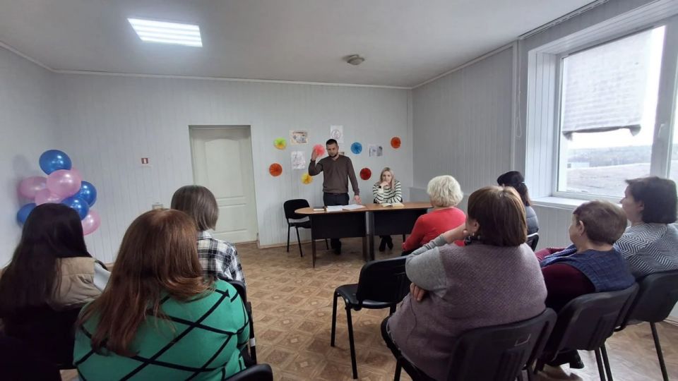 Сегодня председатель Тельмановского муниципального совета Дмитрий Липчанский провел встречу с трудовым коллективом отделения социальной защиты населения № 28 – филиал ГБУ ДНР «Республиканский центр социальной защиты... Сегодня председатель Тельмановского муниципального совета Дмитрий Липчанский провел встречу с трудовым коллективом отделения социальной защиты населения № 28 – филиал ГБУ ДНР «Республиканский центр социальной защиты...