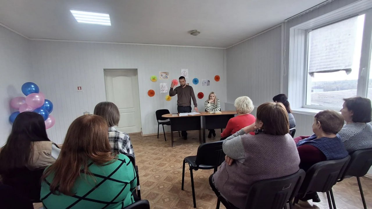 Сегодня председатель Тельмановского муниципального совета Дмитрий Липчанский провел встречу с трудовым коллективом отделения социальной защиты населения № 28 – филиал ГБУ ДНР «Республиканский центр социальной защиты... Сегодня председатель Тельмановского муниципального совета Дмитрий Липчанский провел встречу с трудовым коллективом отделения социальной защиты населения № 28 – филиал ГБУ ДНР «Республиканский центр социальной защиты...