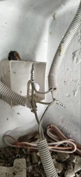 Колымские специалисты вернули свет в подъезд многоквартирного дома в Ждановке