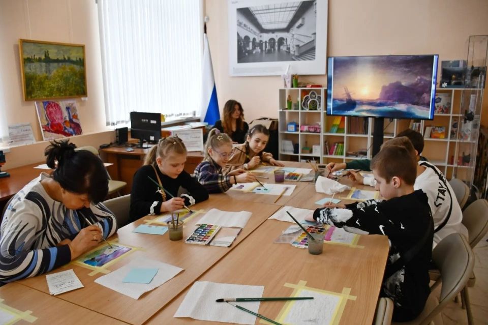 Каникулы для 400 детей стали настоящим арт-приключением в Центре художественно-эстетического воспитания «Геликон» Донецкого республиканского художественного музея Каникулы для 400 детей стали настоящим арт-приключением в Центре художественно-эстетического воспитания «Геликон» Донецкого республиканского художественного музея