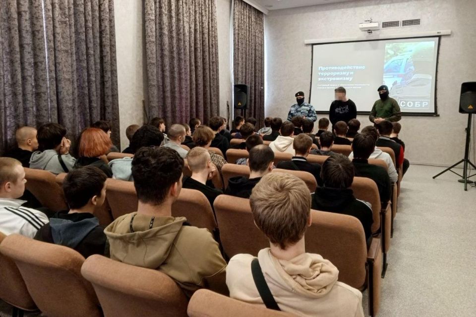 Спецназ Росгвардии в Мариуполе провел лекцию об интернет-мошенничестве Спецназ Росгвардии в Мариуполе провел лекцию об интернет-мошенничестве