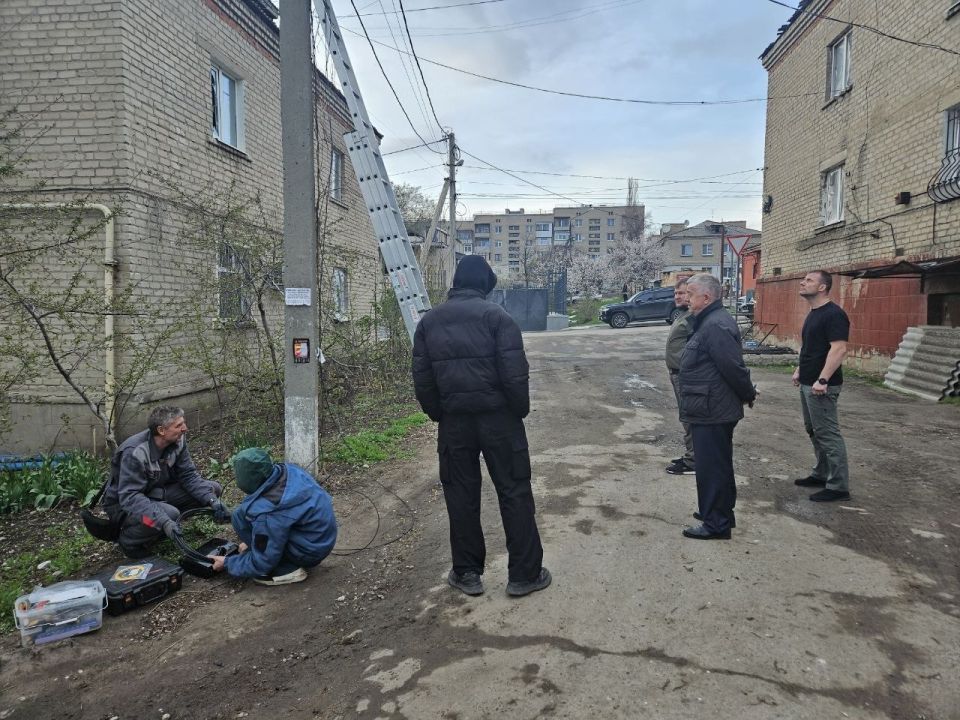 Виктор Водолацкий: Совместно с первым заместителем Секретаря Регионального отделения партии «Единая Россия» В.В. Леоновым и заместителем Председателя Народного Совета ЛНР Д.С. Колесниковым посетили жилые дома в Артёмовском... Виктор Водолацкий: Совместно с первым заместителем Секретаря Регионального отделения партии «Единая Россия» В.В. Леоновым и заместителем Председателя Народного Совета ЛНР Д.С. Колесниковым посетили жилые дома в Артёмовском...