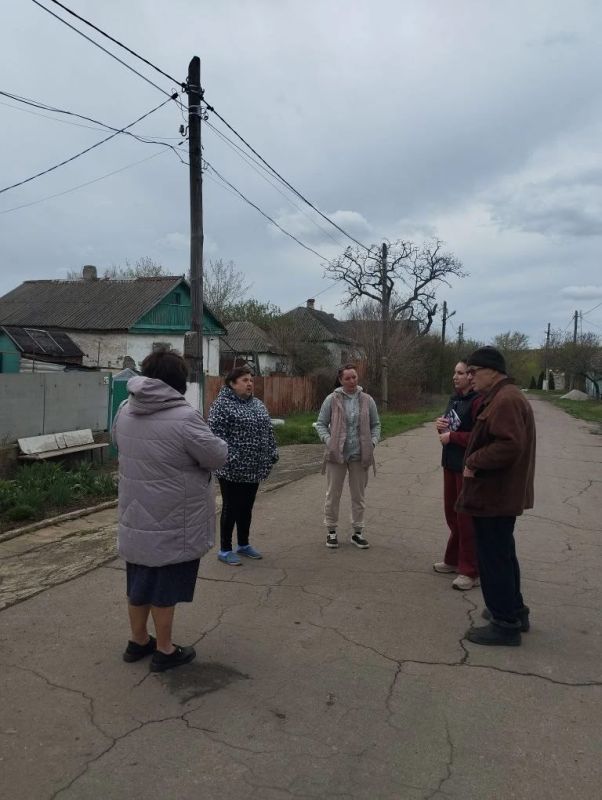 Вчера, 7 апреля, сотрудники Зуевского территориального отдела Администрации муниципального образования провели встречу с гражданами в пгт Троицко-Харцызск на улице Советской