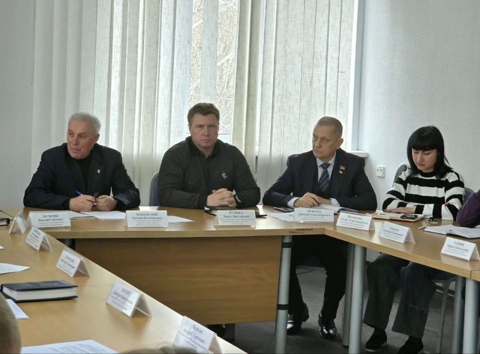 Дмитрий Огилец: Сегодня принял участие в еженедельном аппаратном совещании на своём округе Харцызск, с участием руководителей всех структурных подразделений городского округа Дмитрий Огилец: Сегодня принял участие в еженедельном аппаратном совещании на своём округе Харцызск, с участием руководителей всех структурных подразделений городского округа
