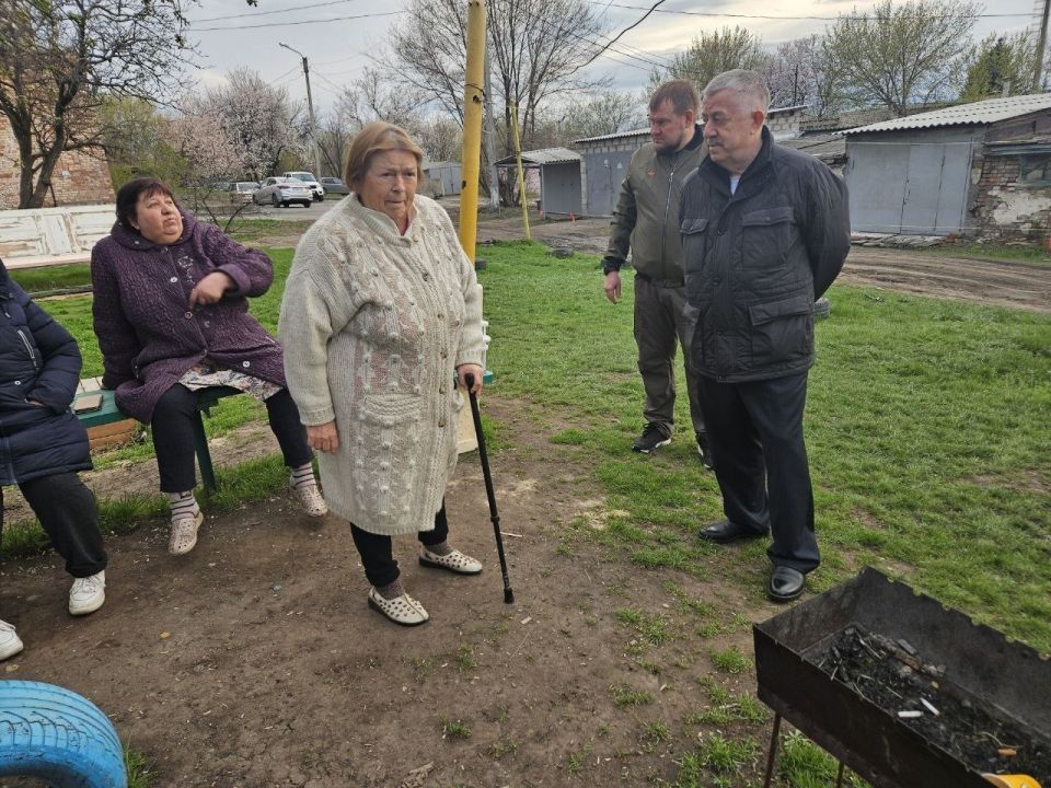 Виктор Водолацкий: Совместно с первым заместителем Секретаря Регионального отделения партии «Единая Россия» В.В. Леоновым и заместителем Председателя Народного Совета ЛНР Д.С. Колесниковым посетили жилые дома в Артёмовском... Виктор Водолацкий: Совместно с первым заместителем Секретаря Регионального отделения партии «Единая Россия» В.В. Леоновым и заместителем Председателя Народного Совета ЛНР Д.С. Колесниковым посетили жилые дома в Артёмовском...