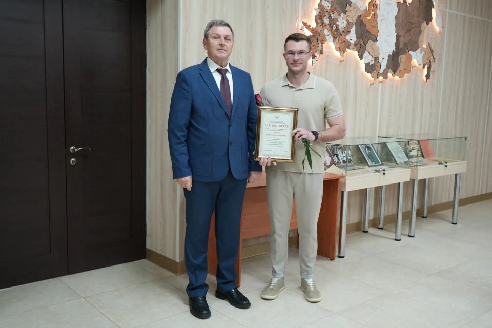 Михаил Желтяков: На репетиционной базе ансамбля «Донбасс» вручил сотрудникам коллектива награды ко Дню работника культуры Михаил Желтяков: На репетиционной базе ансамбля «Донбасс» вручил сотрудникам коллектива награды ко Дню работника культуры
