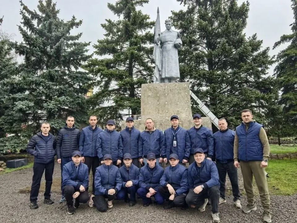 Волонтеры Свердловской области привели в порядок братскую могилу в Тельманово Волонтеры Свердловской области привели в порядок братскую могилу в Тельманово