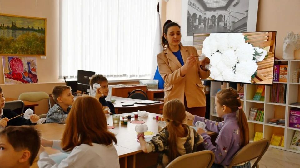 Каникулы для 400 детей стали настоящим арт-приключением в Центре художественно-эстетического воспитания «Геликон» Донецкого республиканского художественного музея Каникулы для 400 детей стали настоящим арт-приключением в Центре художественно-эстетического воспитания «Геликон» Донецкого республиканского художественного музея