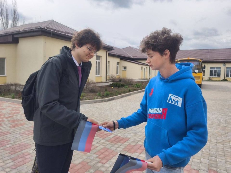 В честь Дня провозглашения Донецкой Народной Республики активисты Мангушского отделения «Молодая Гвардия «Единой России» организовали патриотическую акцию прямо на улицах поселка В честь Дня провозглашения Донецкой Народной Республики активисты Мангушского отделения «Молодая Гвардия «Единой России» организовали патриотическую акцию прямо на улицах поселка