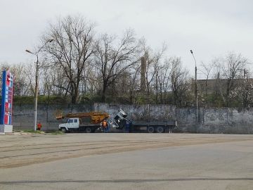 7 апреля, в рамках мероприятий по благоустройству в весенний период Филиалом № 3 «Макеевский металлургический завод» ООО «ЮГМК ДОНЕЦК» проведены работы по обрезке веток вдоль ограждения предприятия по ул. Металлургической