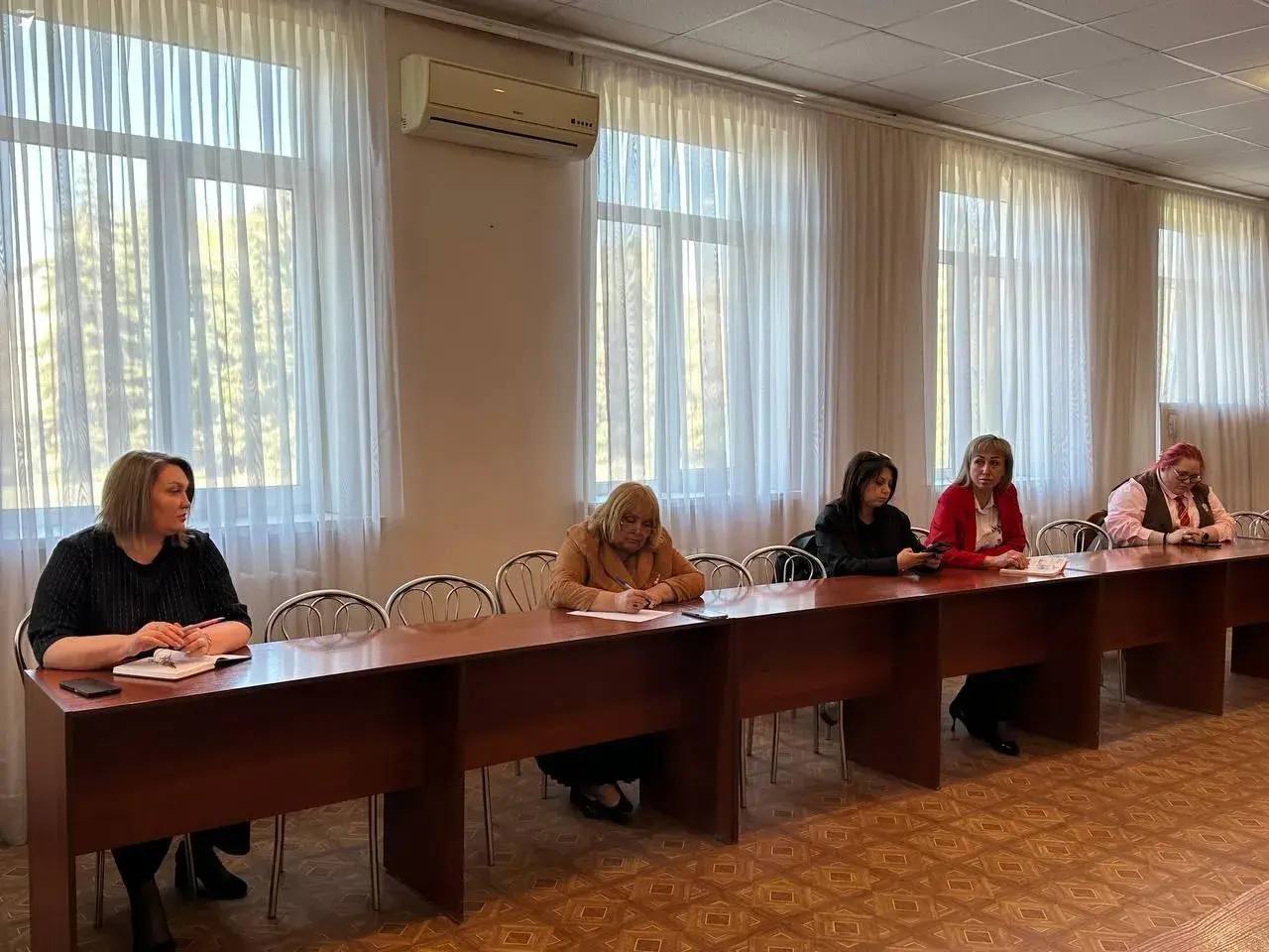 Докучаевск готовится к голосованию за комфортную городскую среду: школьники-волонтеры помогут выбрать будущее округа Докучаевск готовится к голосованию за комфортную городскую среду: школьники-волонтеры помогут выбрать будущее округа