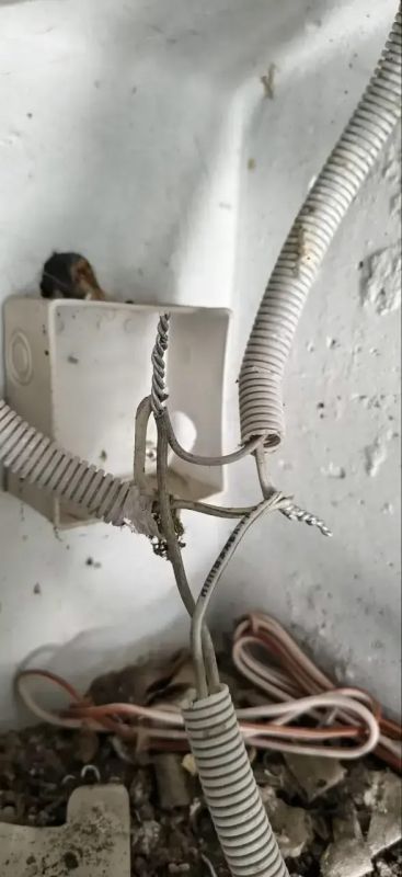 Колымские специалисты вернули свет в подъезд многоквартирного дома в Ждановке