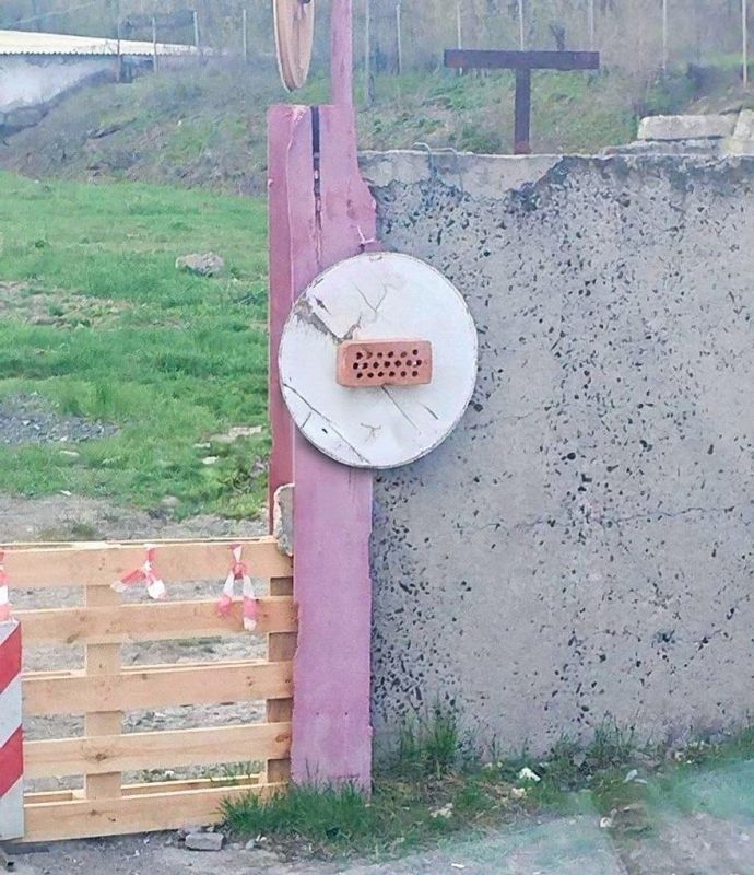 По-донбасски суровый знак «въезд запрещен» обнаружен в Макеевке