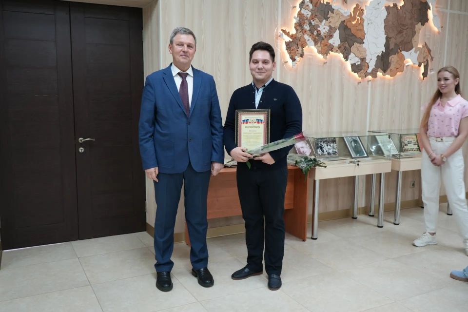 Михаил Желтяков: На репетиционной базе ансамбля «Донбасс» вручил сотрудникам коллектива награды ко Дню работника культуры Михаил Желтяков: На репетиционной базе ансамбля «Донбасс» вручил сотрудникам коллектива награды ко Дню работника культуры