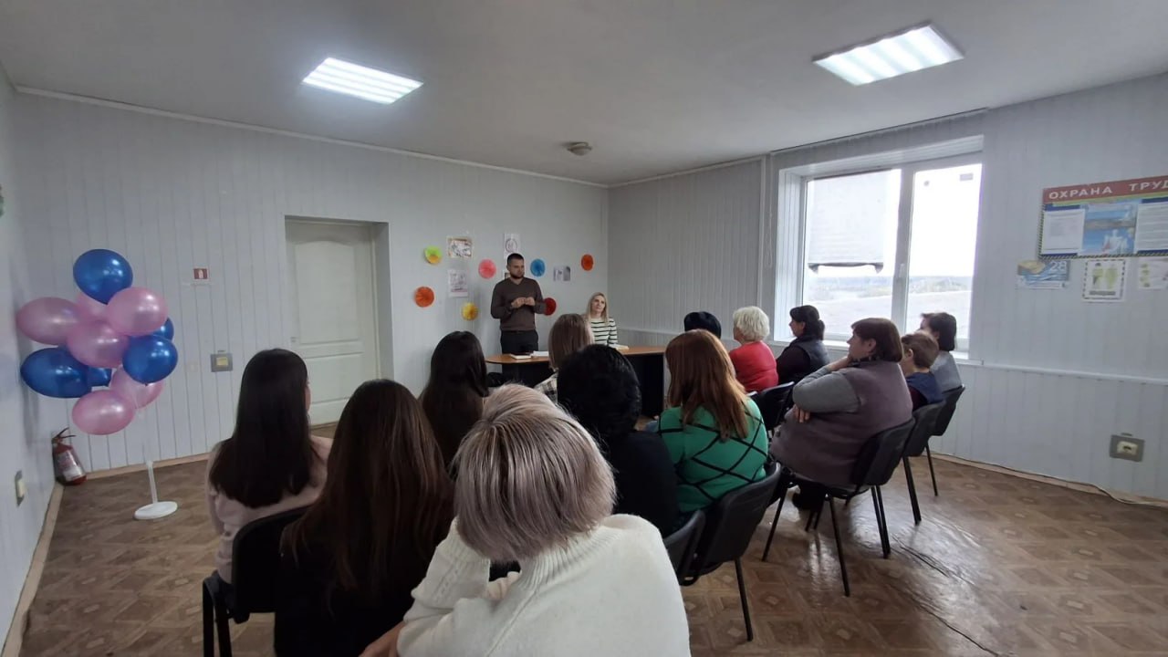 Сегодня председатель Тельмановского муниципального совета Дмитрий Липчанский провел встречу с трудовым коллективом отделения социальной защиты населения № 28 – филиал ГБУ ДНР «Республиканский центр социальной защиты...