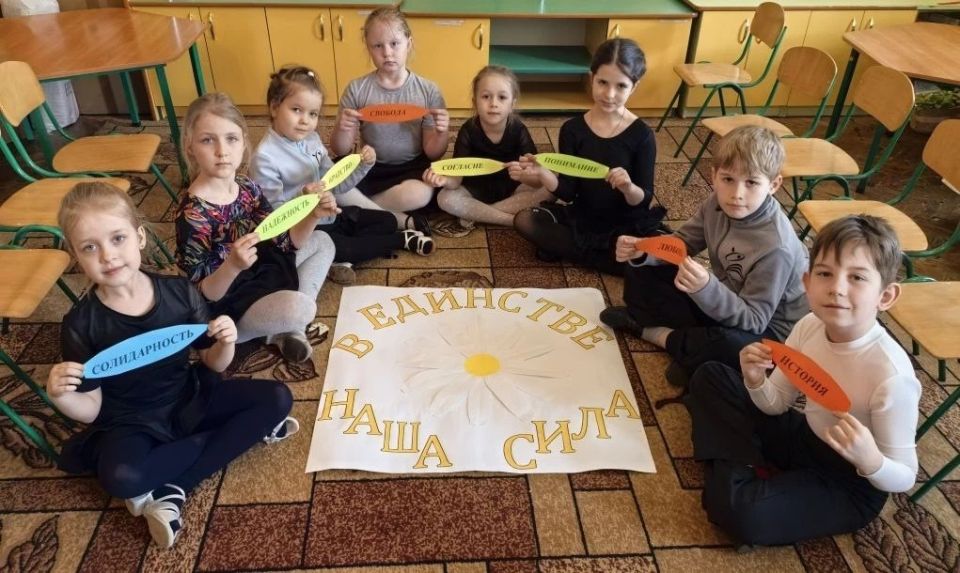 Сегодня руководитель творческой мастерской "Креатив" Галина Ермакова провела мастер-класс "Цветок единства" для воспитанников коллективов Дворца культуры Сегодня руководитель творческой мастерской "Креатив" Галина Ермакова провела мастер-класс "Цветок единства" для воспитанников коллективов Дворца культуры