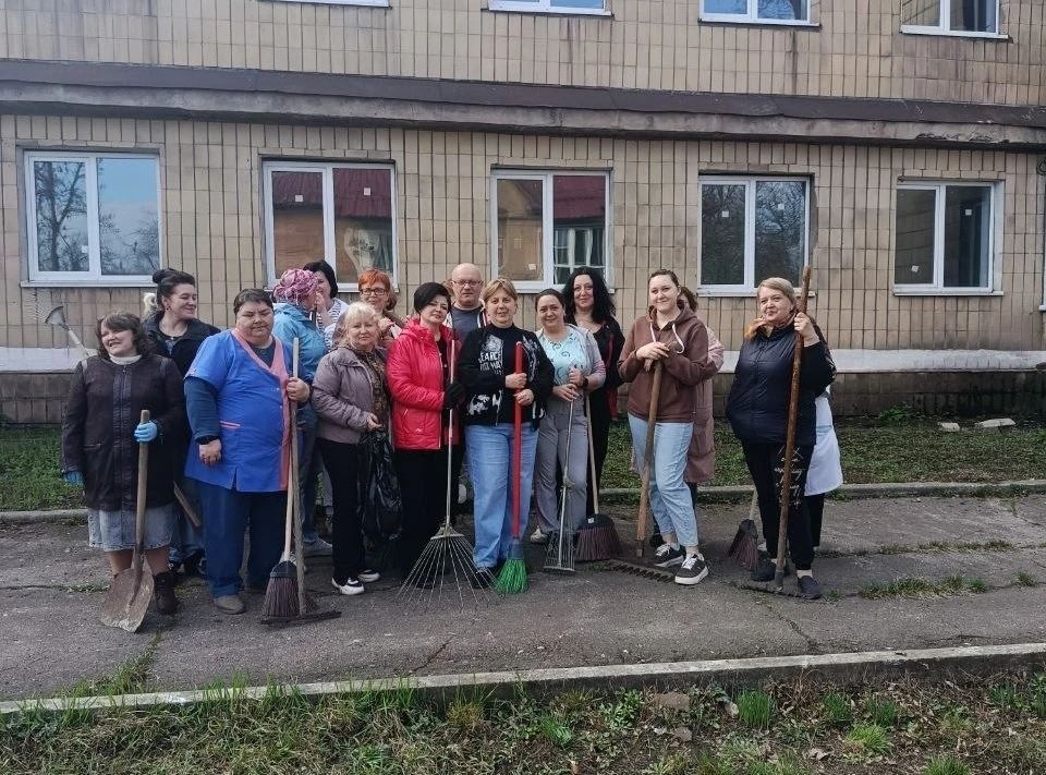 В рамках мероприятий по благоустройству в весенний период коллективами ГБУ «Городская стоматологическая поликлиника № 4 г. Макеевки» и Городского противотуберкулёзного диспансера г. Макеевки проведены субботники на... В рамках мероприятий по благоустройству в весенний период коллективами ГБУ «Городская стоматологическая поликлиника № 4 г. Макеевки» и Городского противотуберкулёзного диспансера г. Макеевки проведены субботники на...