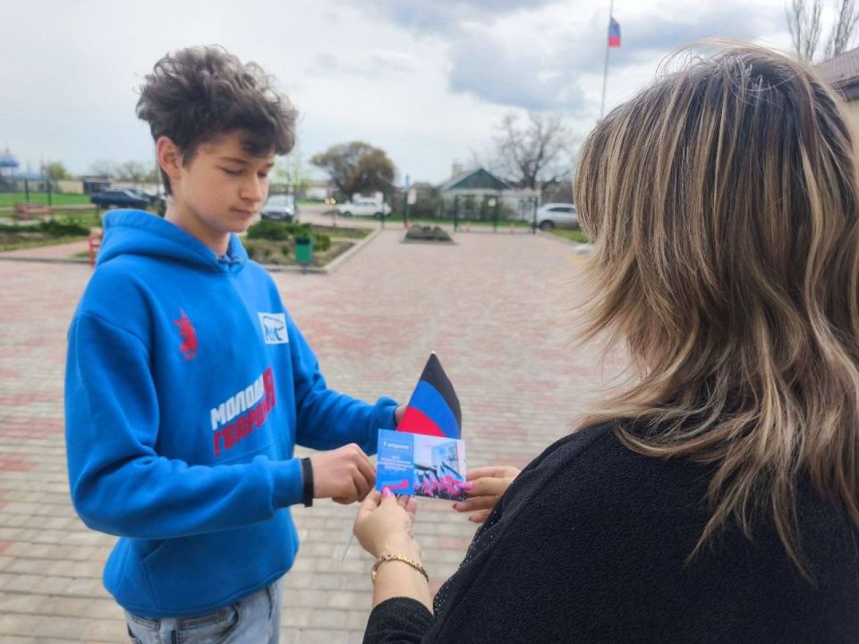 В честь Дня провозглашения Донецкой Народной Республики активисты Мангушского отделения «Молодая Гвардия «Единой России» организовали патриотическую акцию прямо на улицах поселка В честь Дня провозглашения Донецкой Народной Республики активисты Мангушского отделения «Молодая Гвардия «Единой России» организовали патриотическую акцию прямо на улицах поселка