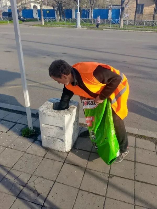 Коммунальщики Снежного продолжают благоустраивать территории общего пользования Коммунальщики Снежного продолжают благоустраивать территории общего пользования