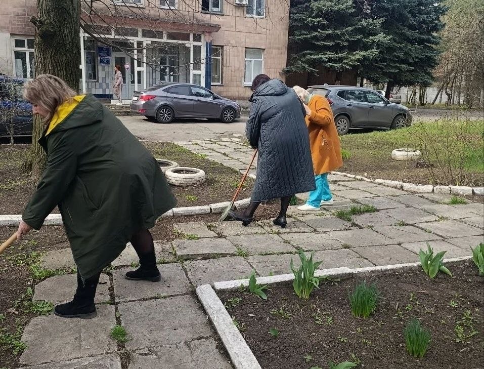 В рамках мероприятий по благоустройству в весенний период коллективами ГБУ «Городская стоматологическая поликлиника № 4 г. Макеевки» и Городского противотуберкулёзного диспансера г. Макеевки проведены субботники на... В рамках мероприятий по благоустройству в весенний период коллективами ГБУ «Городская стоматологическая поликлиника № 4 г. Макеевки» и Городского противотуберкулёзного диспансера г. Макеевки проведены субботники на...
