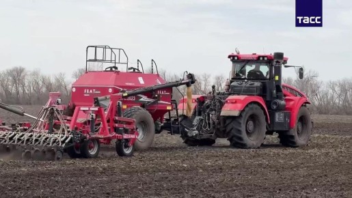 Эффектные кадры из Новоазовского муниципального округа, где аграрии ведут посевную кампанию