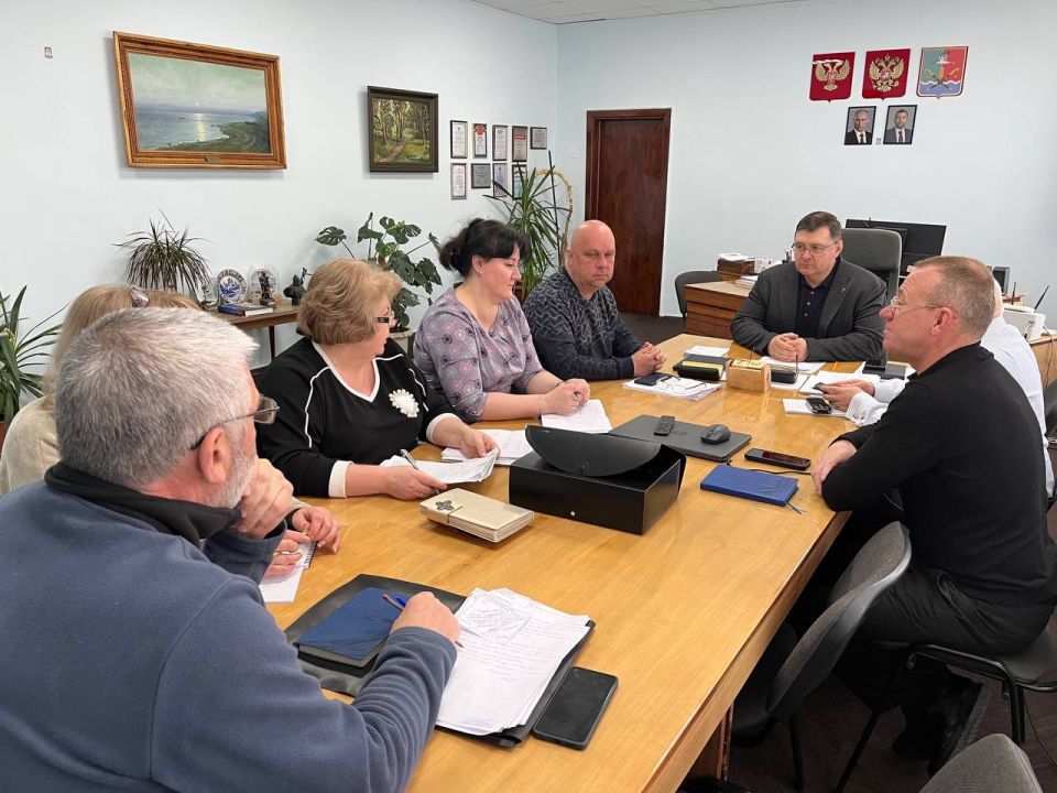 Василий Овчаров: Сегодня, 8 апреля, провел оперативное совещание по рабочим вопросам с участием заместителей Главы и руководителей структурных подразделений Администрации округа