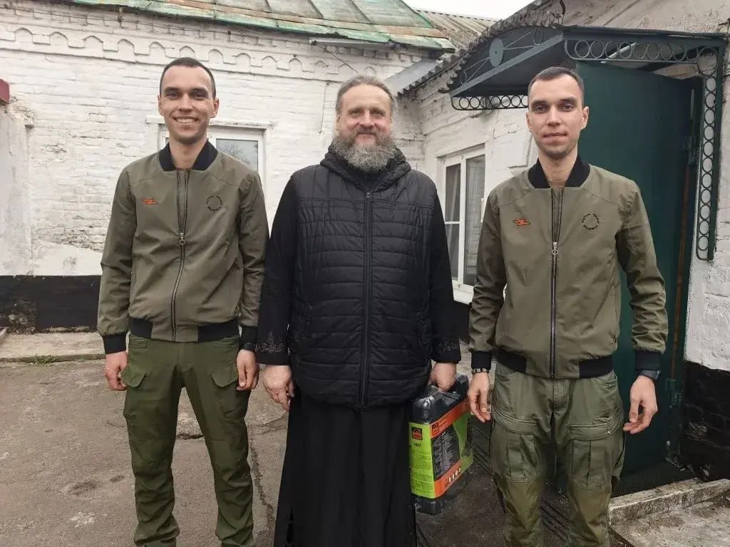 Волонтеры Свердловской области благоустроили территорию храма в Тельманово