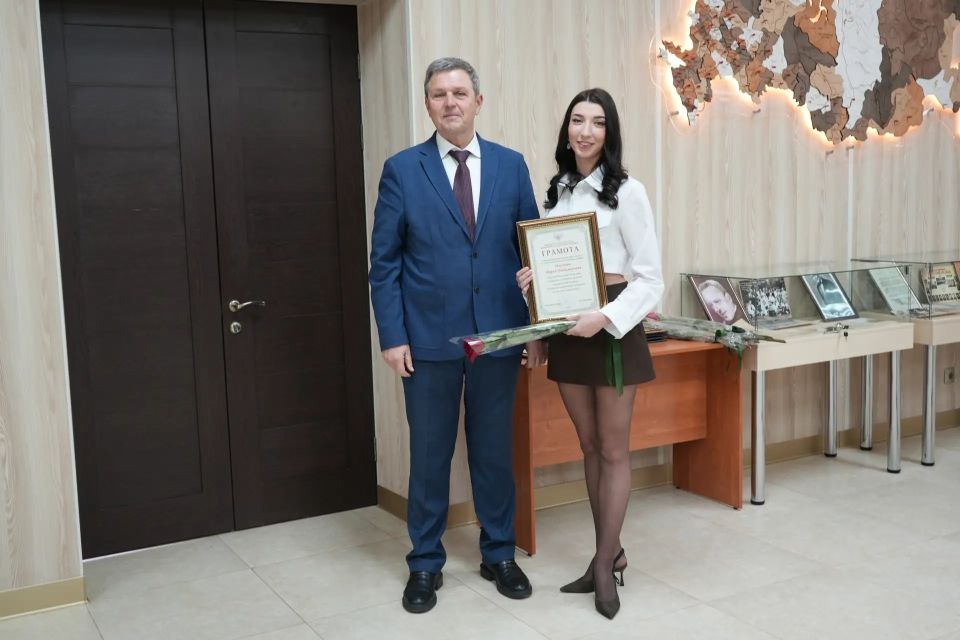 Михаил Желтяков: На репетиционной базе ансамбля «Донбасс» вручил сотрудникам коллектива награды ко Дню работника культуры Михаил Желтяков: На репетиционной базе ансамбля «Донбасс» вручил сотрудникам коллектива награды ко Дню работника культуры