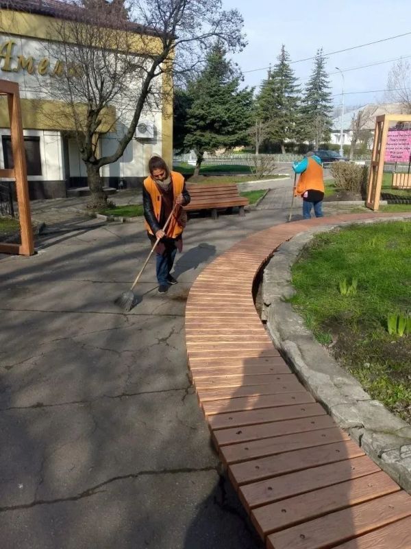 Коммунальщики Снежного продолжают благоустраивать территории общего пользования Коммунальщики Снежного продолжают благоустраивать территории общего пользования
