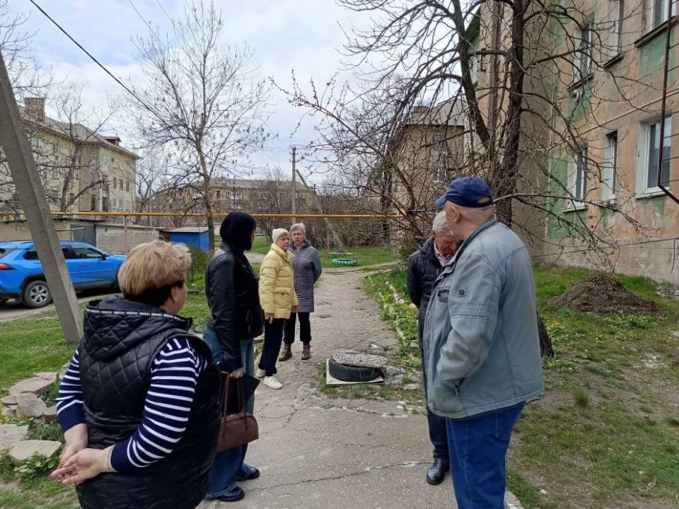 6 апреля начальник Зугрэсского территориального отдела Наталья Марушка провела встречу с жителями в городе Зугрэс, по улице Карла Маркса