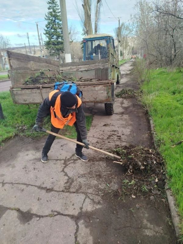 Коммунальщики Снежного продолжают благоустраивать территории общего пользования Коммунальщики Снежного продолжают благоустраивать территории общего пользования