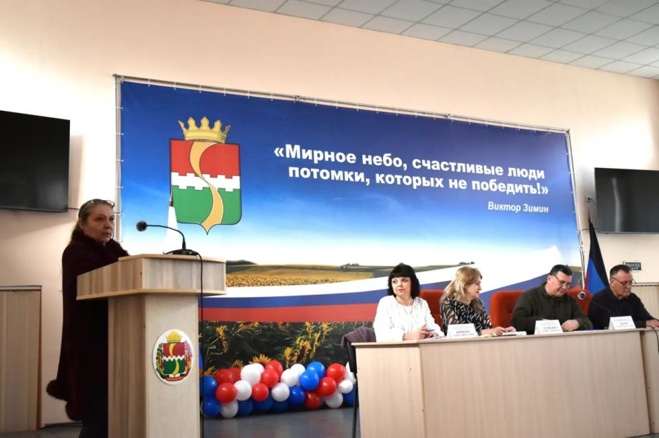 Игорь Лызов: 7 апреля встретился с секретарями первичных отделений Амвросиевского местного отделения Всероссийской политической партии «Единая Россия», а также звеньевыми Игорь Лызов: 7 апреля встретился с секретарями первичных отделений Амвросиевского местного отделения Всероссийской политической партии «Единая Россия», а также звеньевыми