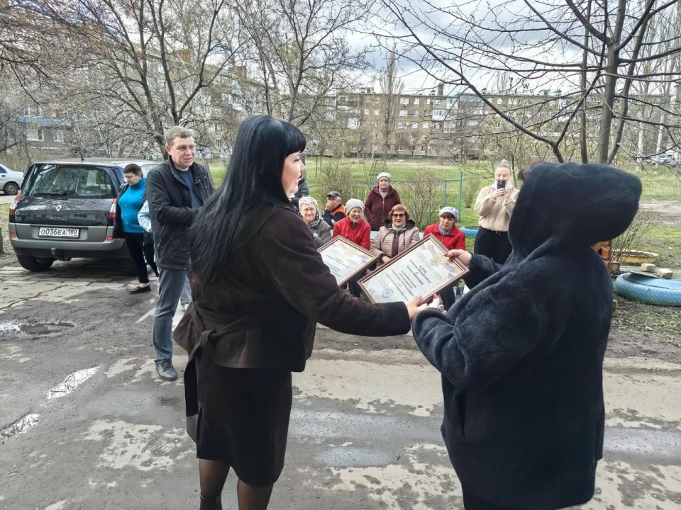 В Снежном состоялась встреча с жителями В Снежном состоялась встреча с жителями