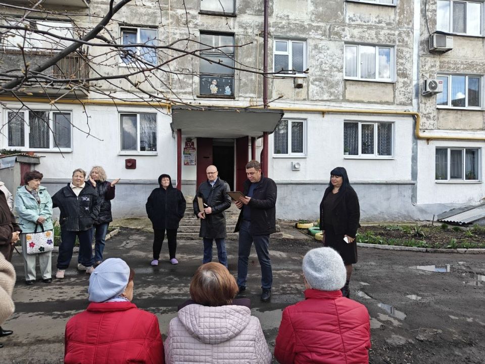 В Снежном состоялась встреча с жителями В Снежном состоялась встреча с жителями