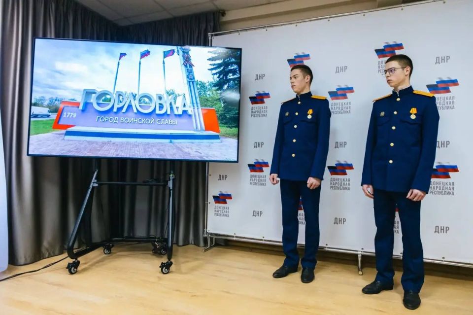 В Представительстве ДНР в Москве открылась уникальная выставка икон художницы Ольги Кириной В Представительстве ДНР в Москве открылась уникальная выставка икон художницы Ольги Кириной