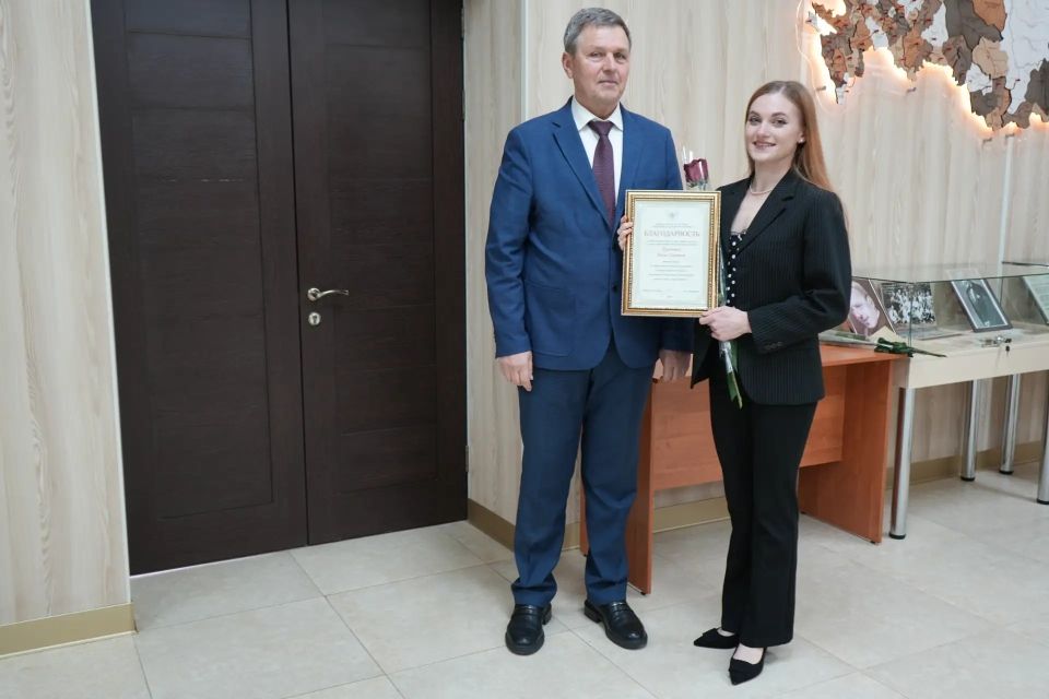 Михаил Желтяков: На репетиционной базе ансамбля «Донбасс» вручил сотрудникам коллектива награды ко Дню работника культуры Михаил Желтяков: На репетиционной базе ансамбля «Донбасс» вручил сотрудникам коллектива награды ко Дню работника культуры