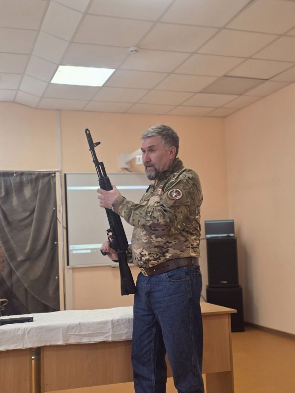 В Школе №2 г.о. Дебальцево прошла встреча старшеклассников с представителями оборонного ведомства В Школе №2 г.о. Дебальцево прошла встреча старшеклассников с представителями оборонного ведомства